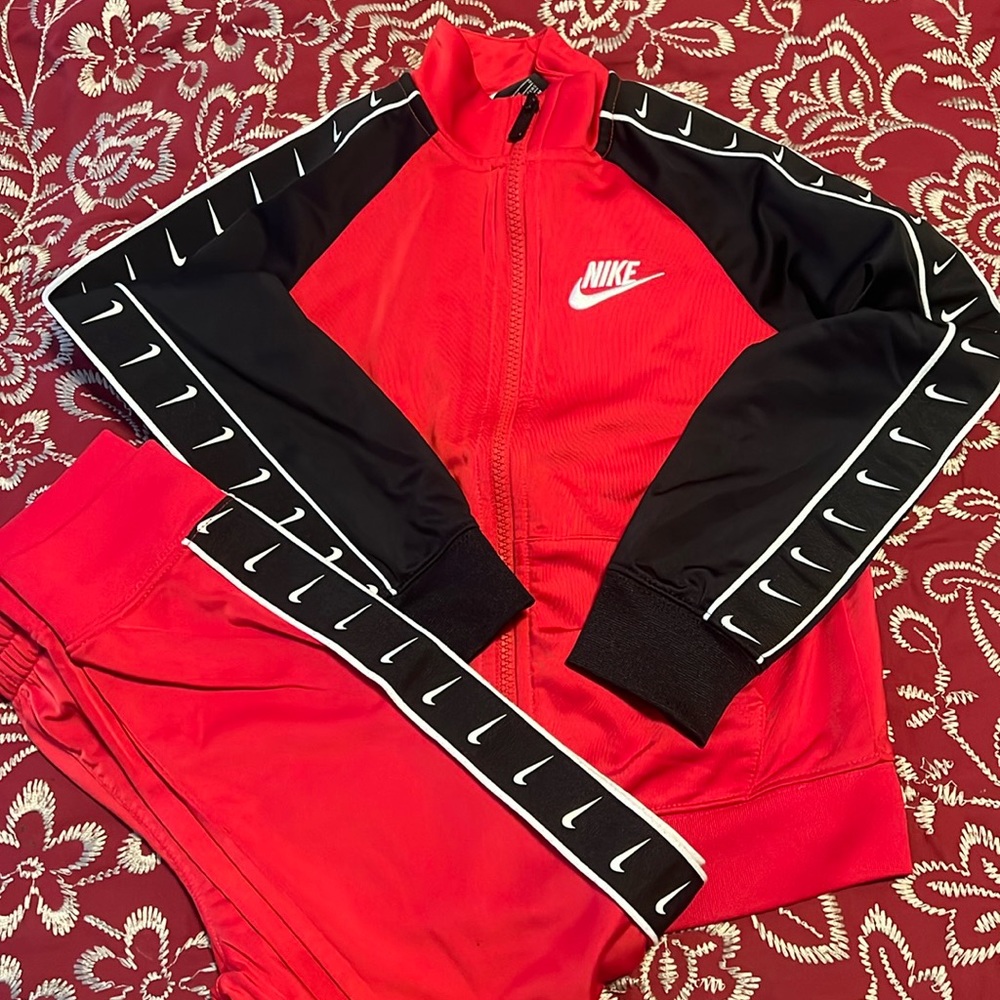 Boys Nike jogging set